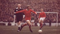 Salah satu nama paling populer di lingkup sepakbola kota Manchester adalah Denis Law. Law lebih dulu memperkuat City pada 1960-1961, lalu pindah ke Torino. Cuma semusim di Torino, Law kembali ke Manchester tapi untuk memperkuat MU. Setelah 11 musim, dia kembali ke City. (Foto: AllsportUK/Allsport)