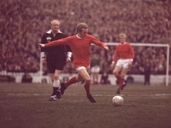 Salah satu nama paling populer di lingkup sepakbola kota Manchester adalah Denis Law. Law lebih dulu memperkuat City pada 1960-1961, lalu pindah ke Torino. Cuma semusim di Torino, Law kembali ke Manchester tapi untuk memperkuat MU. Setelah 11 musim, dia kembali ke City. (Foto: AllsportUK/Allsport)