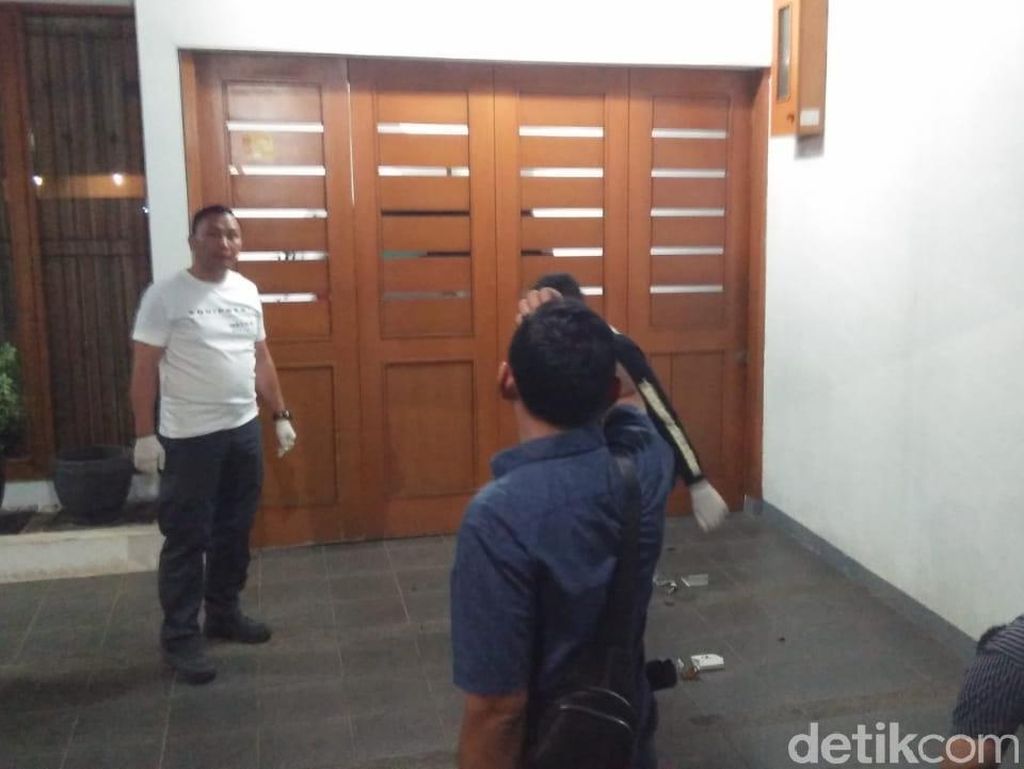 Mobil Inafis Datangi Rumah Kapitra yang Dilempar Molotov Mobil Inafis Datangi Rumah Kapitra yang Dilempar Molotov