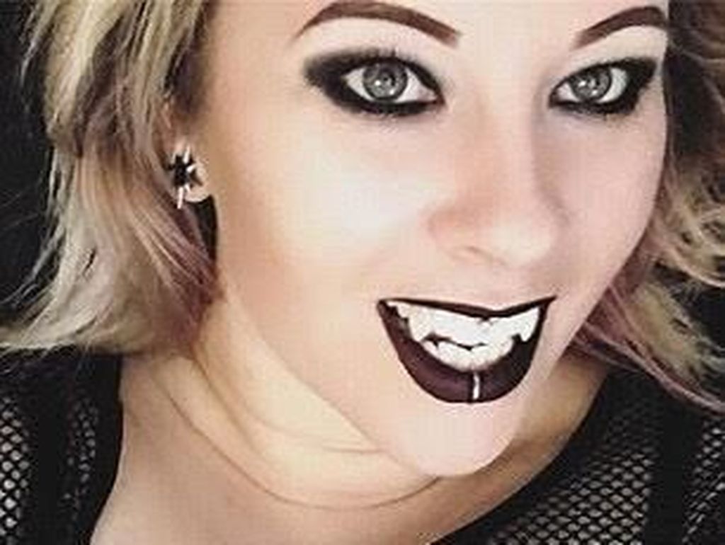 Terobsesi Jadi Vampir, Wanita Ini Selalu Pakai Gigi Taring Selama 15 Tahun