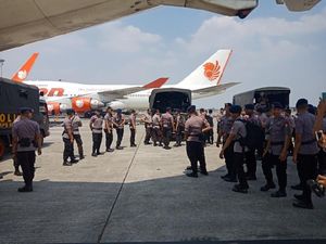 Polri Kirim 215 Brimob Bantu Evakuasi Korban Gempa Lombok