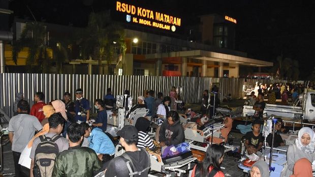 Pasien dievakuasi ke parkiran rumah sakit Kota Mataram pascagempa bumi berkekuatan 7 SR di Mataram, NTB, (5/8).
