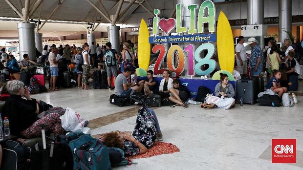 Wisatawan luar negeri di Bandara Internasional Lombok, NTB, 6 Agustus.