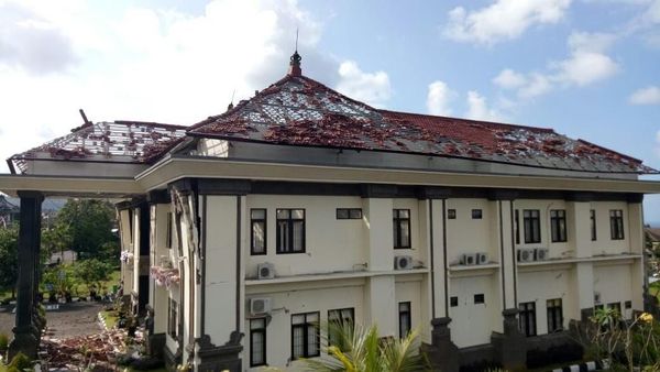 Digoyang Gempa NTB, Atap Pengadilan Agama di Bali Hancur Total