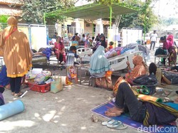 Dengan Tenda Seadanya, Pasien Dirawat di Luar RS Gerung Lombok