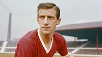 Dennis Viollet, pemain MU era 1953–1962, merupakan penyerang di era Busby Babes awal. Ia menjadi salah satu pemain yang selamat dari tragedi Munich dan sampai sekarang masih ada di jajaran pemain tersubur The Red Devils. (Foto: Allsport UK/Getty Images)