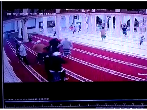 Momen Jemaah Salat Masjid Agung Bangli Bubar Saat Gempa