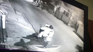 Foto: Potongan CCTV yang Rekam 2 Pelempar Molotov di Rumah Kapitra