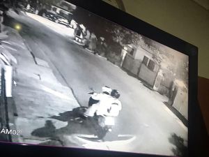 Usut Pelempar Molotov, Polisi Cek CCTV di Rumah Kapitra di Labfor Usut Pelempar Molotov, Polisi Cek CCTV di Rumah Kapitra di Labfor