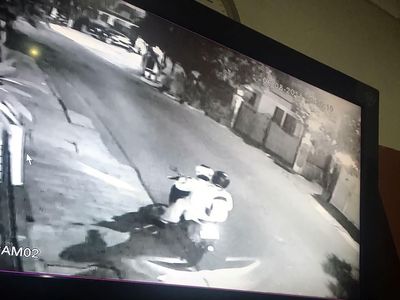 Foto: Potongan CCTV yang Rekam 2 Pelempar Molotov di Rumah Kapitra