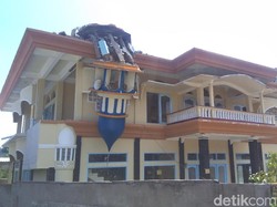 Gempa 7 SR Rusak Pura dan Menara Masjid di Lombok Barat