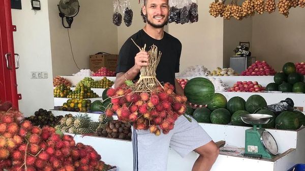 Sosok Tampan Raphael Maitimo, Pesepakbola Indonesia yang Hobi Makan Buah