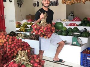 Sosok Tampan Raphael Maitimo, Pesepakbola Indonesia yang Hobi Makan Buah
