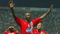 Ibrahimovic memilih Patrick Vieira sebagai pemain tengah. Ibra dan Vieira sempat main bareng saat ini Juventus dan Inter Milan. (Foto: New Press/Getty Images)