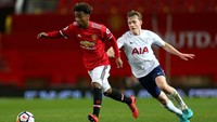 Angel Gomes. Gelandang serang berusia 17 tahun ini sudah digadang-gadang sebagai salah satu prospek paling menjanjikan dari akademi Manchester United semenjak Class of 92. Menarik untuk ditunggu apakah bakatnya itu akan terpupuk musim ini. (Foto: Jan Kruger/Getty Images)