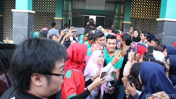 Ketika Pemain Timnas U-16 Jadi Sasaran Selfie Fans