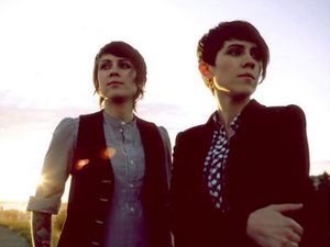 Pengumuman! Duo Tegan and Sara Mencari Gitar Kesayangan yang Hilang