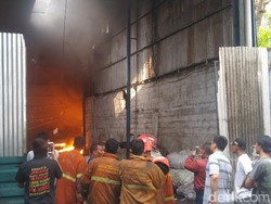 Warga Jatuh dari Atap Saat Bantu Padamkan Kebakaran di Semarang