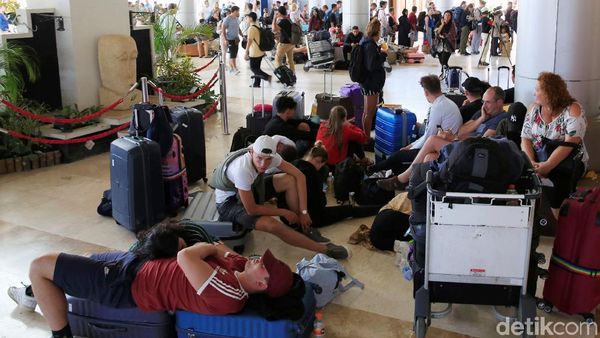 Antrean Wisatawan yang akan Tinggalkan Lombok