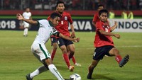 Pemain timnas U-16 Muhammad Fajar Fathur berusaha menusuk pertahanan Kamboja. Foto: M Risyal Hidayat/Antara Foto