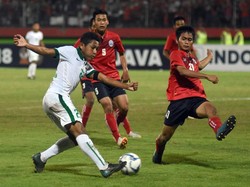 Pemain timnas U-16 Muhammad Fajar Fathur berusaha menusuk pertahanan Kamboja. Foto: M Risyal Hidayat/Antara Foto