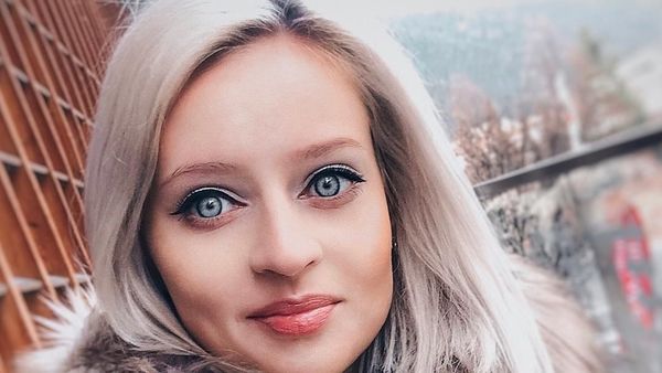 Terpikat Cantiknya Julia, Wanita yang Disebut Barbie Hidup Tanpa Oplas