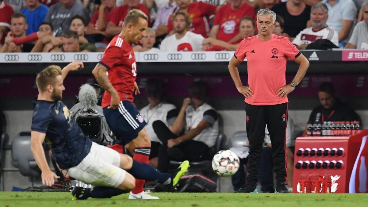 Jose Mourinho mendesak Manchester United segera mendatangkan pemain tambahan baru. (Foto: Andreas Gebert/Reuters)