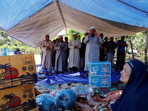 Potret Warga Lombok Salat di Tenda Pengungsian Pasca Gempa