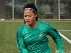 Cerita Cinta Pertama Dhanielle Daphne, Sepak Bola
