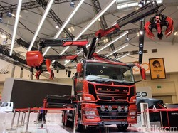 Tampang Sangar Truk Fuso Mirip Robot Laba-Laba