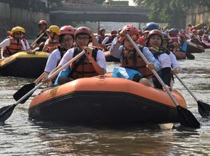Ketika Delegasi ASEAN Susuri Sungai Ciliwung Ketika Delegasi ASEAN Susuri Sungai Ciliwung