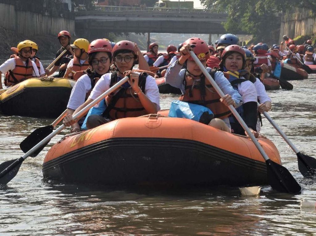 Ketika Delegasi ASEAN Susuri Sungai Ciliwung Ketika Delegasi ASEAN Susuri Sungai Ciliwung