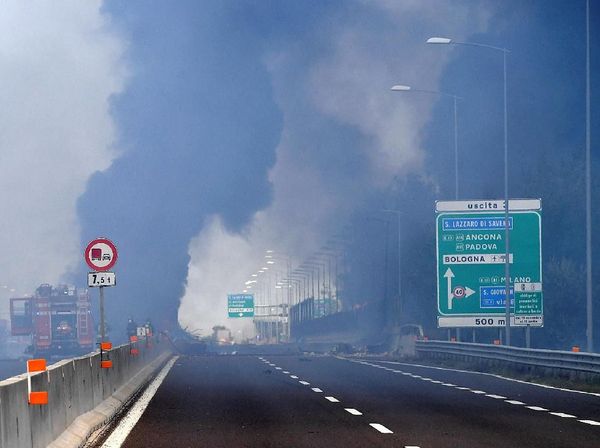 Penampakan Bola Api Raksasa Akibat Ledakan Truk Tanker di Italia