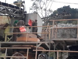 Satpol PP Karawang Segel Penambangan Batu di Sirnalanggeng