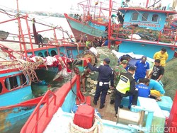 Kapal Nelayan Makmur Timur Karam di Teluk Jakarta