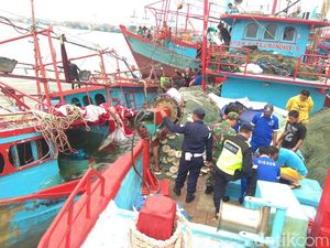 Kapal Nelayan Makmur Timur Karam di Teluk Jakarta Kapal Nelayan Makmur Timur Karam di Teluk Jakarta