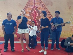 Live Music Cairkan Suasana di Bandara Lombok Pasca Gempa