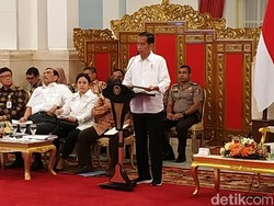 Gaya Jokowi Pimpin Rapat Kabinet Pakai Sneakers