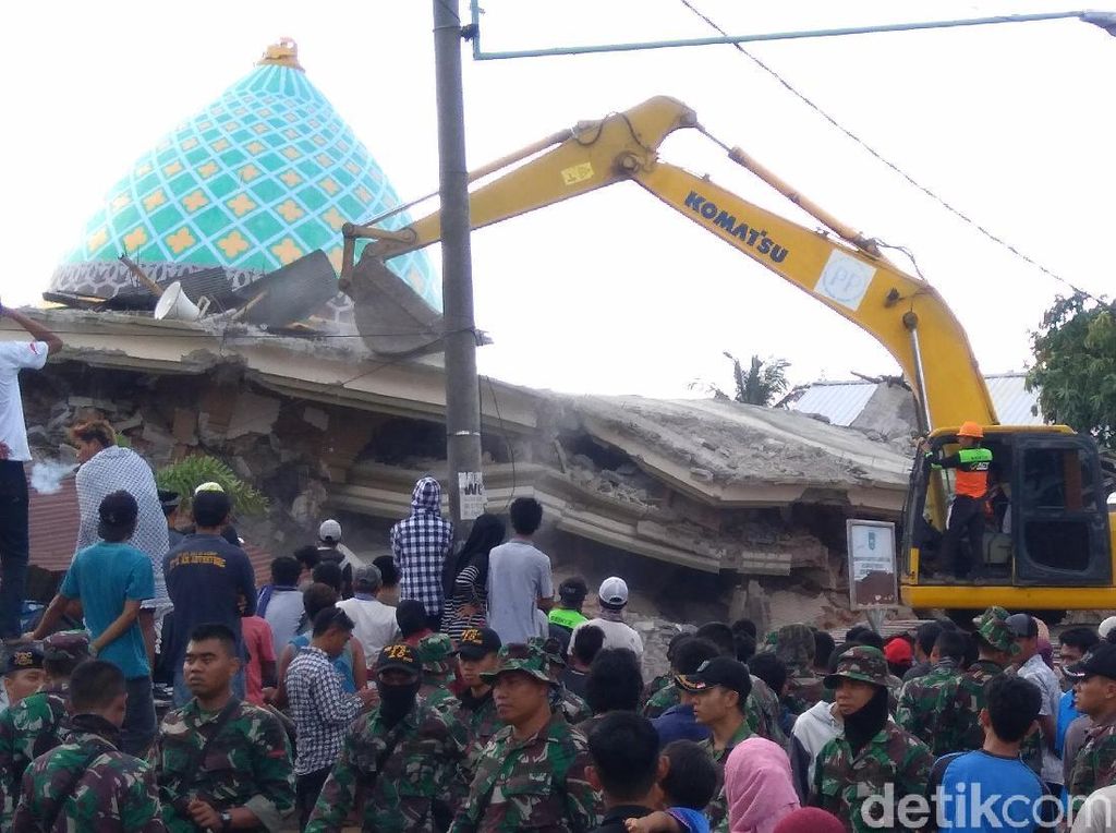 Warga Dengar Suara Korban dari Reruntuhan Masjid di Lombok Utara Warga Dengar Suara Korban dari Reruntuhan Masjid di Lombok Utara