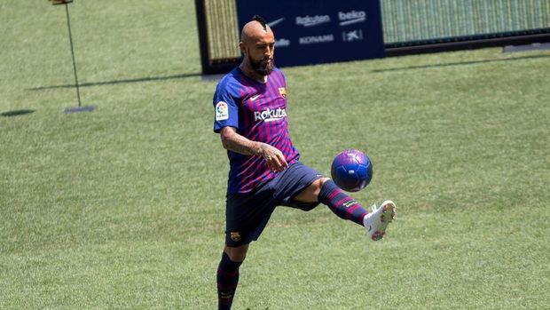 Arturo Vidal kalah bersaing dengan Arthur Melo saat Barcelona melawan Tottenham Hotspur.