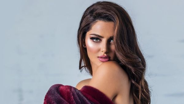 Potret Model yang Suka Pamer Pose Seksi Ini Disebut Kembaran Aishwarya Rai