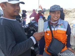 Aneh, Warga Mengira Semburan Air Ini Bisa Mengobati Penyakit Aneh, Warga Mengira Semburan Air Ini Bisa Mengobati Penyakit