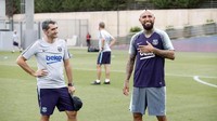 Dalam sesi latihan ini, ia bertemu rekan-rekan barunya dan pelatih Ernesto Valverde. Foto: Twitter @FCBarcelona
