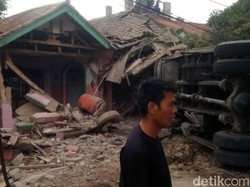 Cerita Warga Cianjur yang Rumahnya Hancur Ditabrak Truk