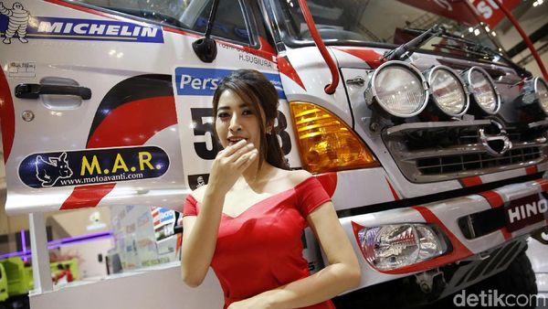 Senyuman Manis Para SPG Mobil Besar