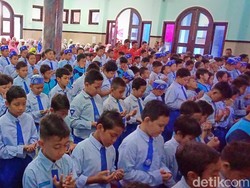 Pelajar SD di Kediri Salat Gaib dan Galang Dana Korban Gempa Lombok