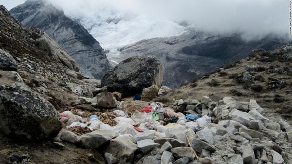Potret Gunung Everest dan Masalah Tinja Pendaki