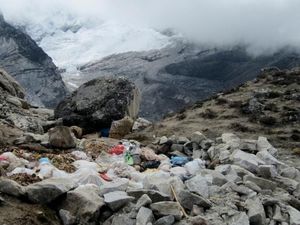 Potret Gunung Everest dan Masalah Tinja Pendaki
