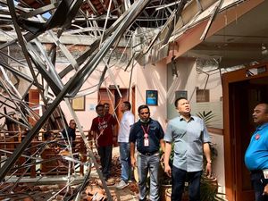 Ketua DPR Sambangi Kantor Pajak Denpasar yang Rusak karena Gempa Ketua DPR Sambangi Kantor Pajak Denpasar yang Rusak karena Gempa