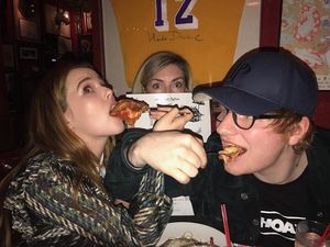 Ed Sheeran Suka Bikin Pizza hingga Meme Kocak Soal Beda Harga Makanan